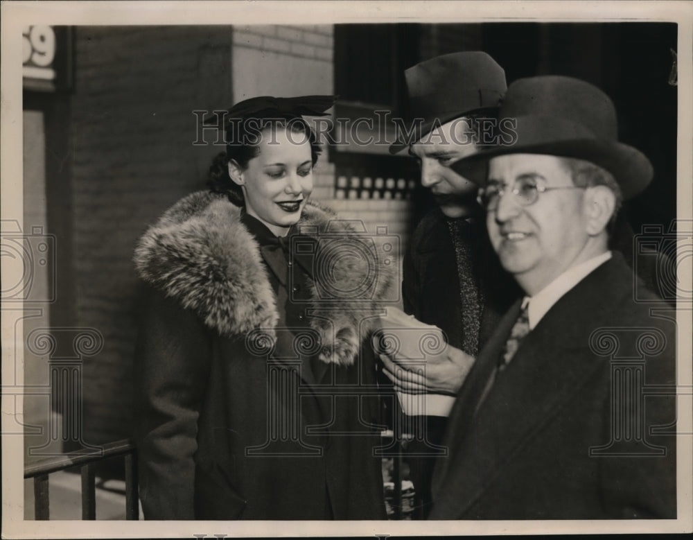 1937 Press Photo New York Mrs Mary Baecco Former Tenant Questioned by Press NYC - Historic Images