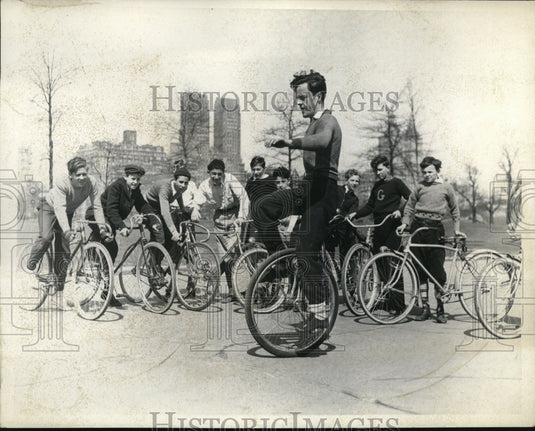1936 Press Photo New York Daniel Mahoney Shows Ability to Ride One Wheeler NYC - Historic Images