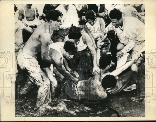 1937 Press Photo New York Freshmen & sophmores at Long Island U rush in NYC-Historic Images