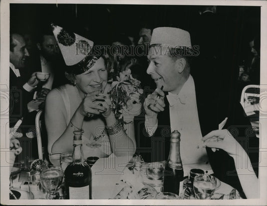 1937 Press Photo New York Mrs Joseph Busk & William Downey Celebrate New Yr NYC-Historic Images