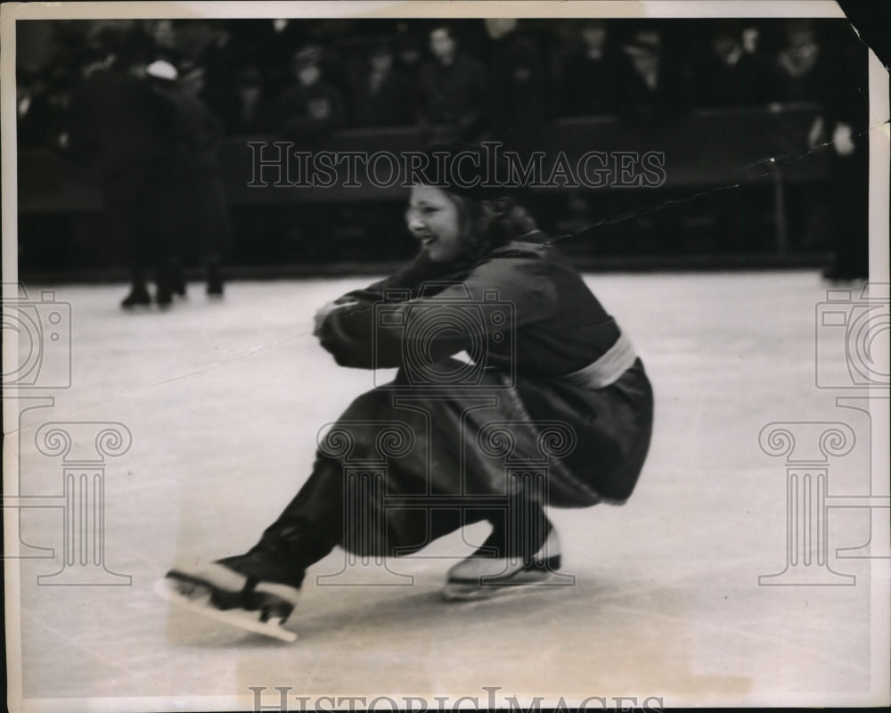 1937 Press Photo New York Dorothy Lee Toy Shop Carnival Rockefeller Center NYC-Historic Images