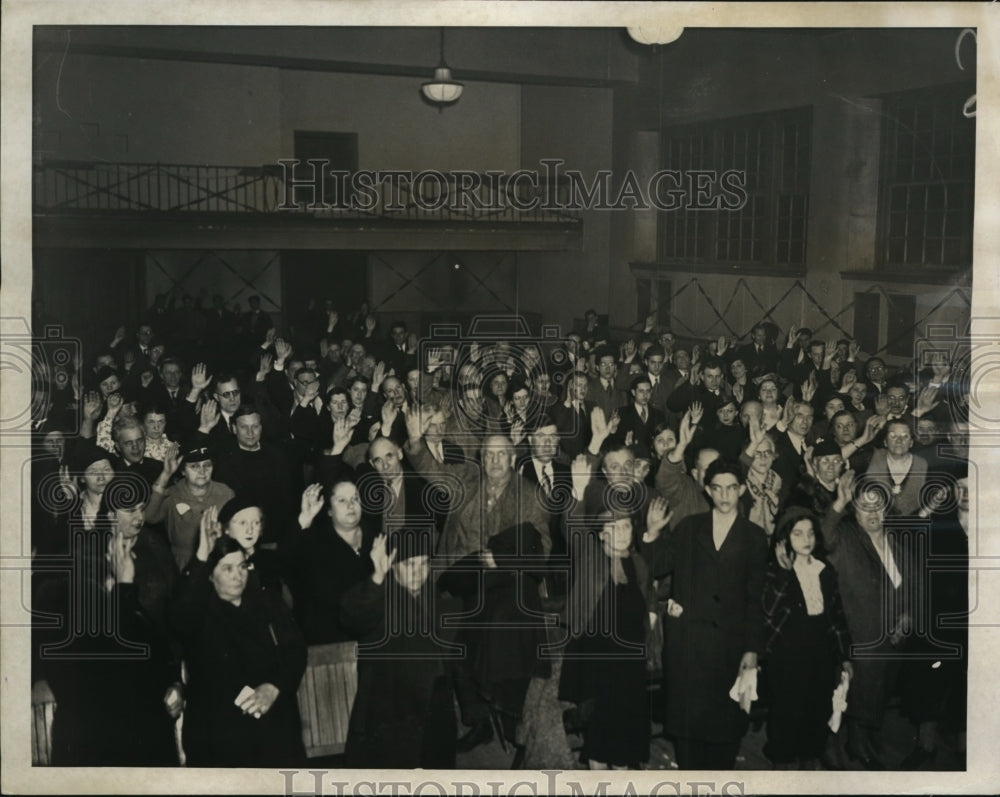 1937 Press Photo New York Tenant with Hand Raised Taking Oath to Picket Bank NYC-Historic Images