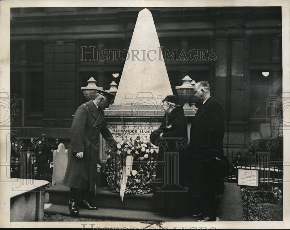 1937 Press Photo New York Col Royden Beebe places wreath on grave NYC - Historic Images