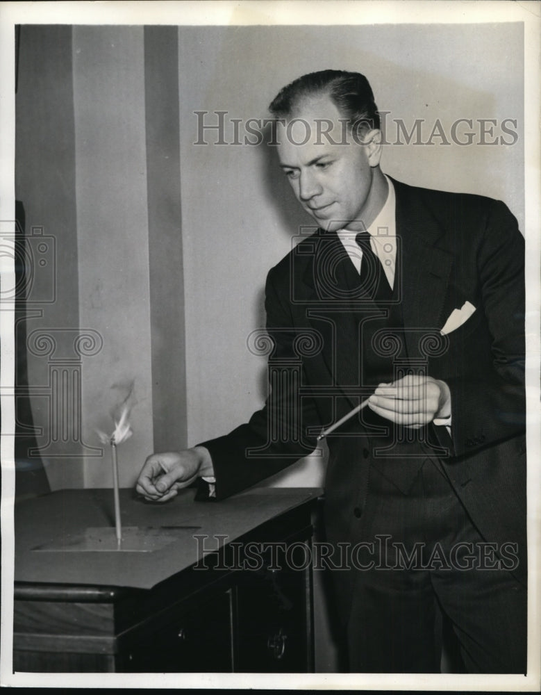 1941 Press Photo New York D.J. Parsons Demonstrates Flame Produced by Pencil NYC - Historic Images