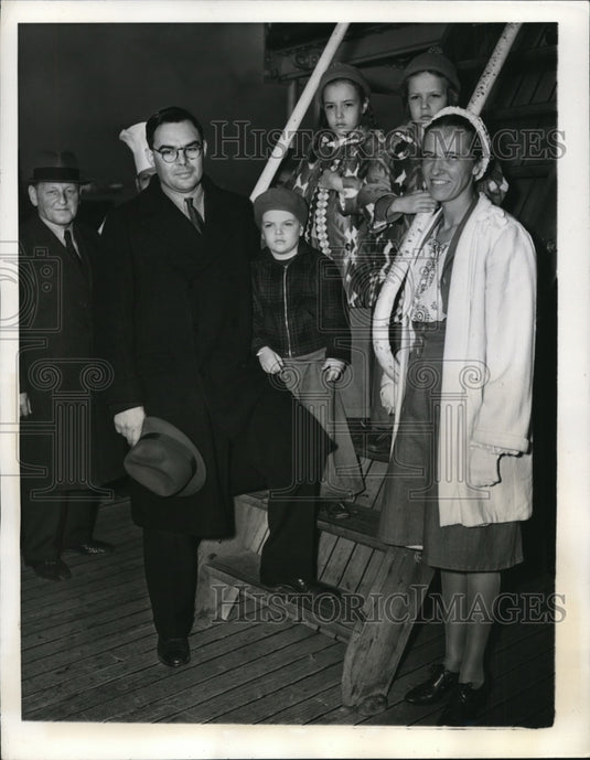 1941 Press Photo New York Rev & Mrs Cobble with Children Return from Congo NYC - Historic Images