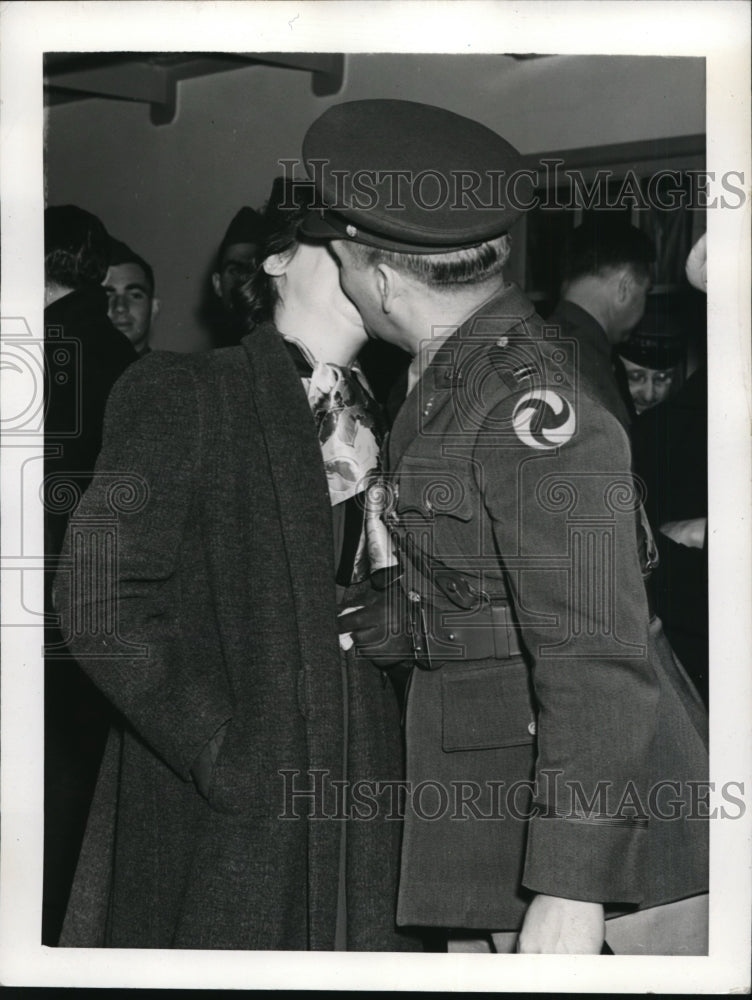 1941 Press Photo New York Mother Kisses Soldier Son Goodbye NYC - Historic Images