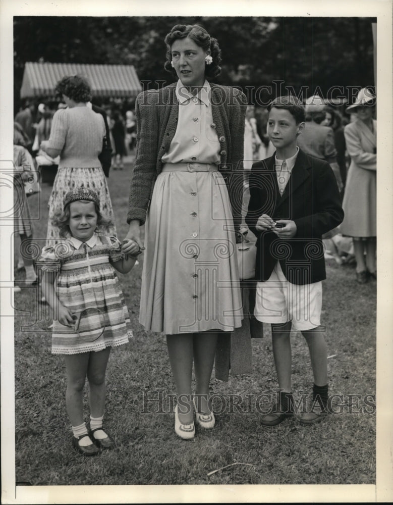 1941 Press Photo New York Mrs. Richard Tucker &amp; Children attend fair NYC - Historic Images