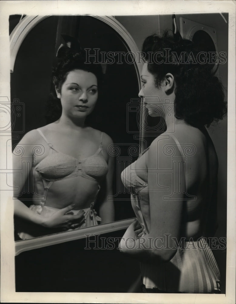 1941 Press Photo New York Backless Brassiere at Inventors Exhibit NYC - Historic Images