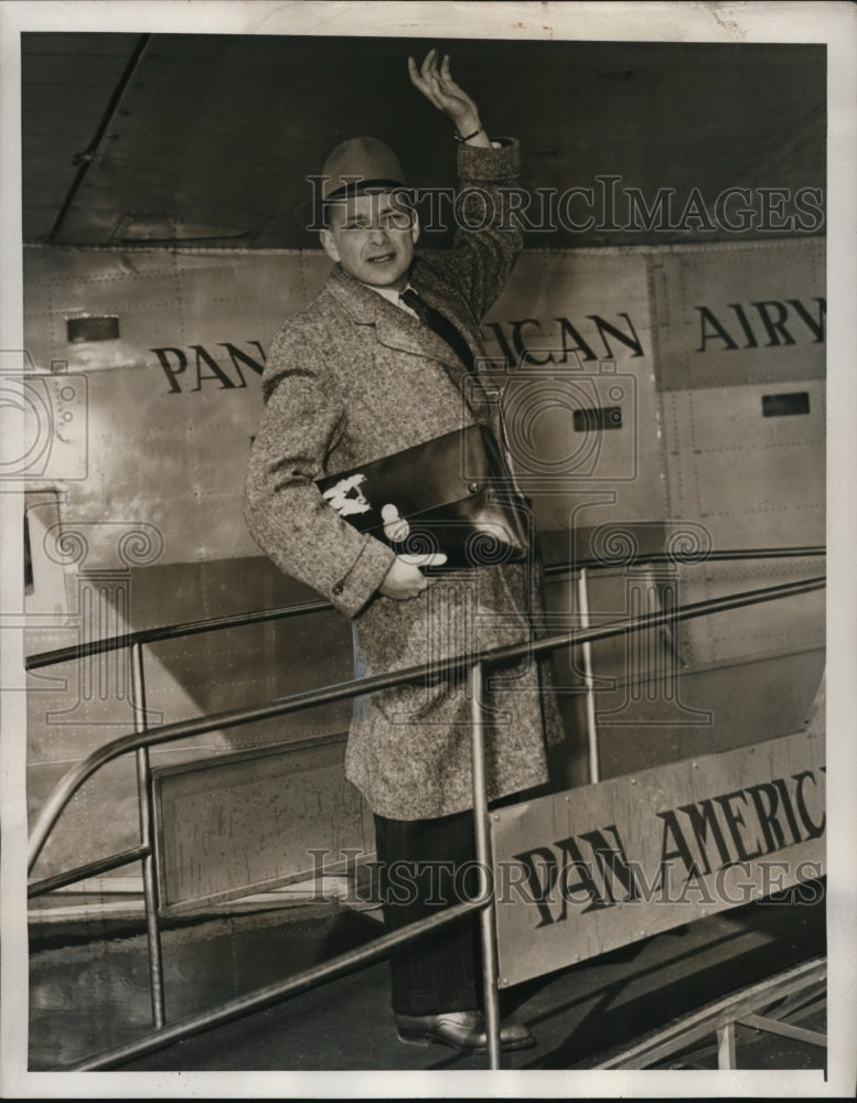 1941 Press Photo New York British News Photo Manager off for London NYC-Historic Images