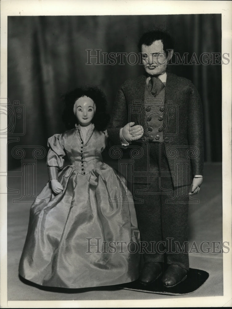 1941 Press Photo Famed Lovers in Doll Exhibit NYC - neny12468-Historic Images