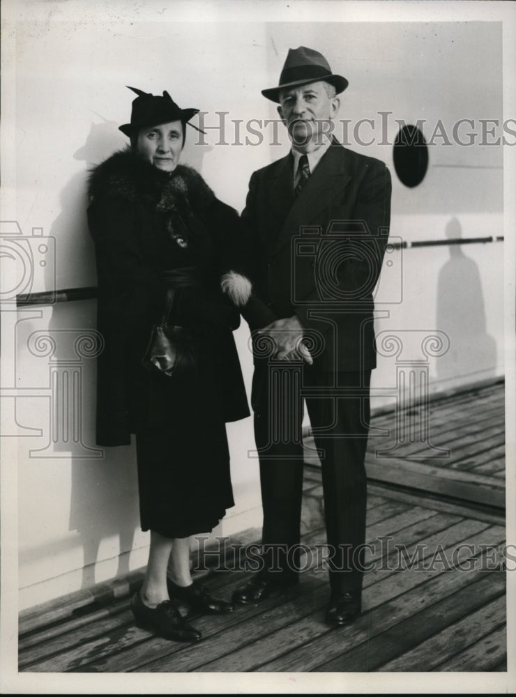 1937 Press Photo New York Arrived aboard the Champlain NYC - Historic Images