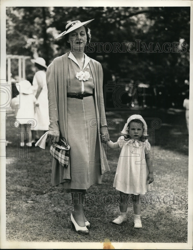 1937 Press Photo New York Mrs George Garvan w/ Daughter at Greentree Fair NYC-Historic Images