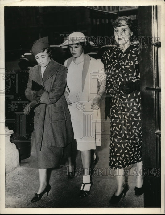 1937 Press Photo New York Gloria Vanderbilt, Mrs Reginald Vanderbilt in NYC - Historic Images