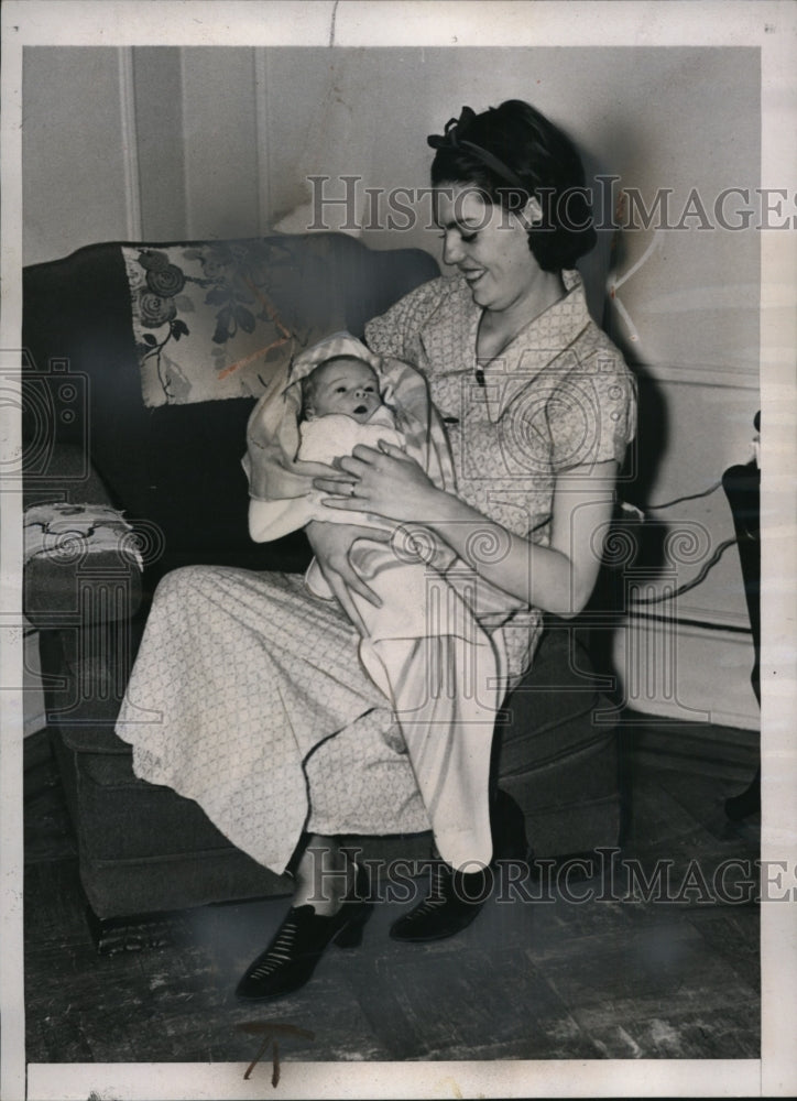 1937 Press Photo New York Mother with baby that was born dead NYC - Historic Images