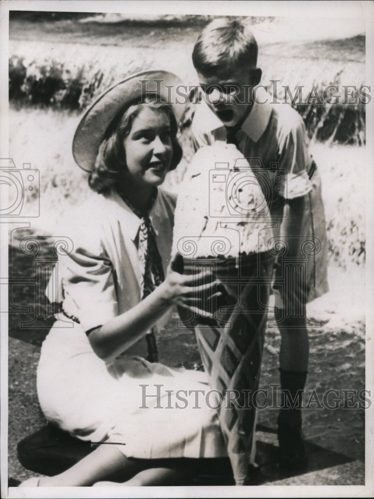 1937 Press Photo New York Wonder if he&#39;ll make it? NYC - Historic Images