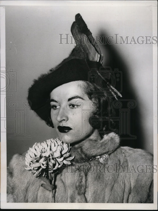 1937 Press Photo New York Lola Shaw Models Hat to Wear to a Football Game NYC - Historic Images