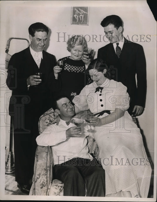 1936 Press Photo New York William J.Cunnie won $49,435 sweepstakes Ticket NYC-Historic Images
