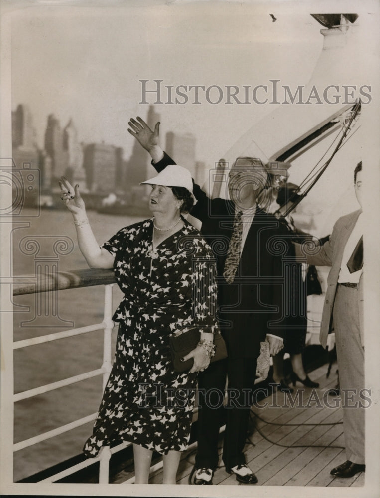 1937 Press Photo New York Alf Smith and Wife waving to the New York Skyline NYC-Historic Images