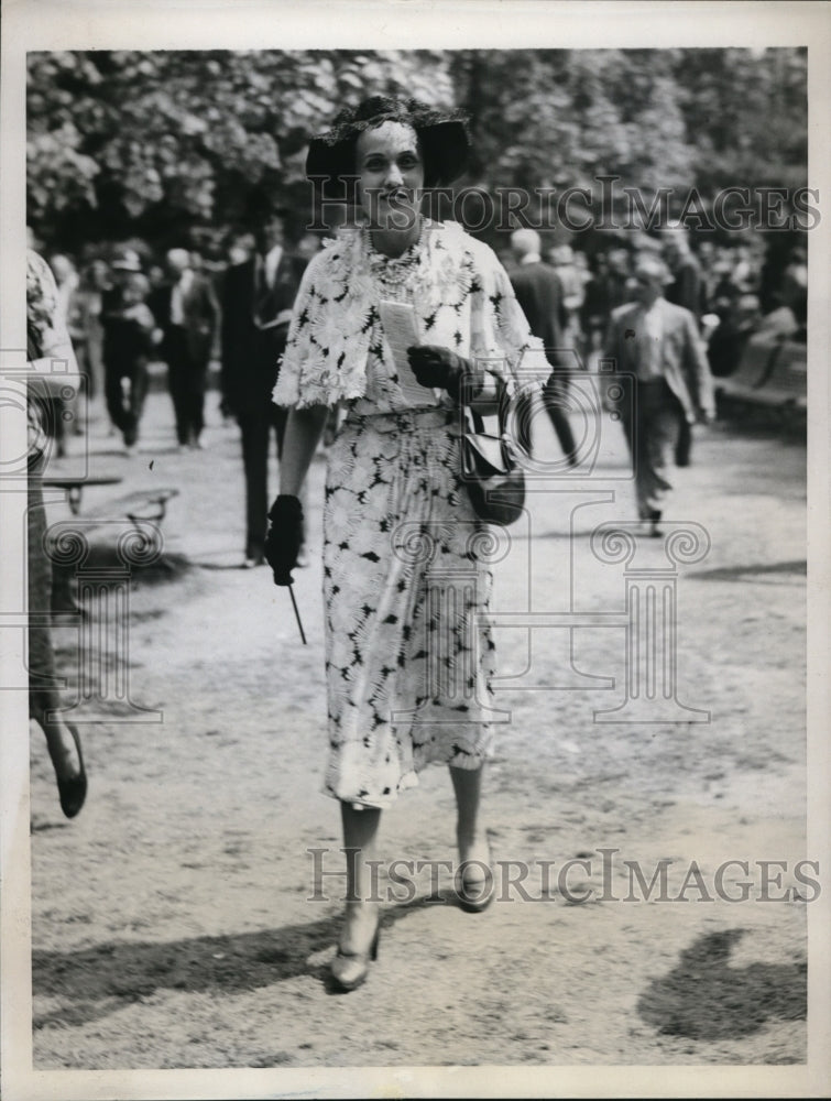 1937 Press Photo New York Mrs James R Lowell at Belmont Park races NYC - Historic Images