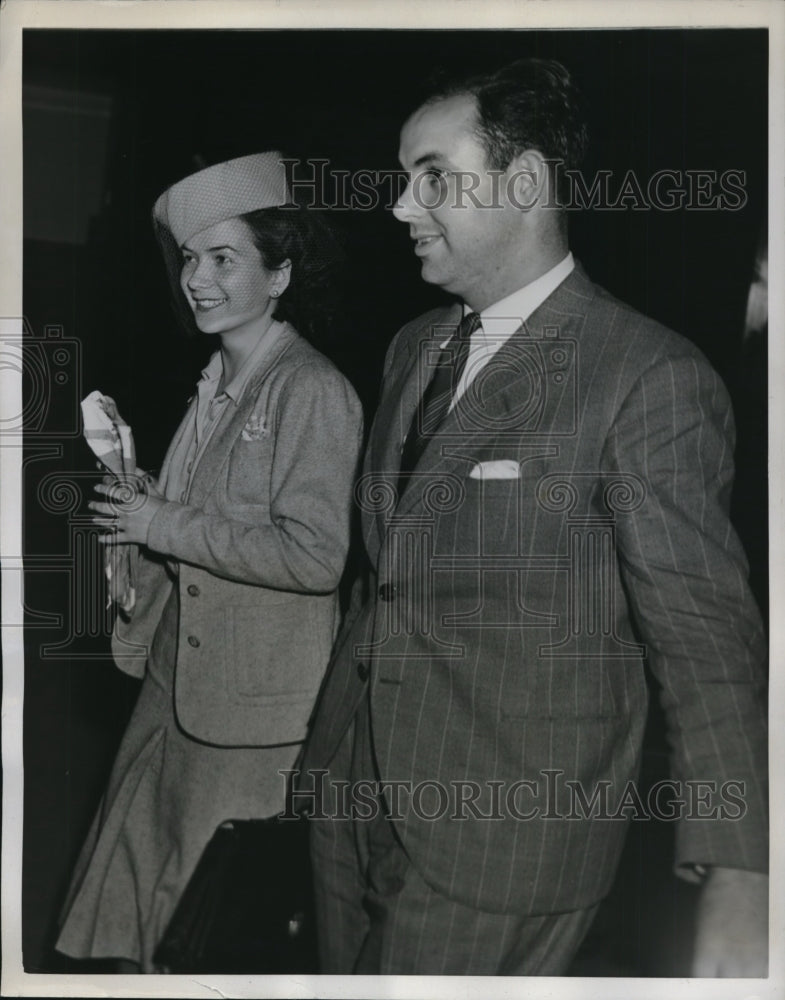 1941 Press Photo New York Juan Uriarte &amp; bride Aurea arrive at LaGuardia in NYC - Historic Images