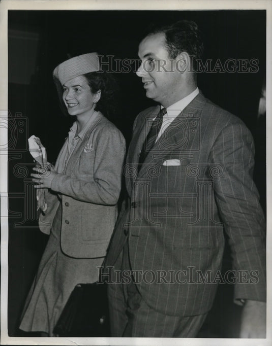 1941 Press Photo New York Juan Uriarte & bride Aurea arrive at LaGuardia in NYC - Historic Images