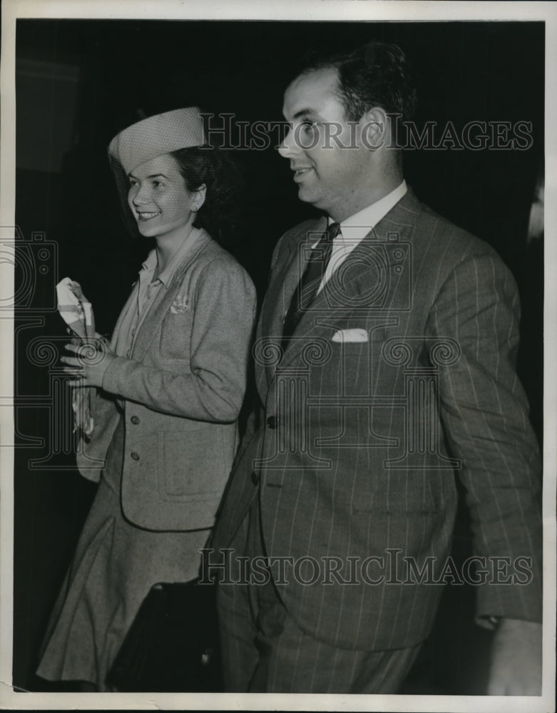 1941 Press Photo New York Juan Uriarte &amp; bride Edith arrive in NYC - neny12805-Historic Images