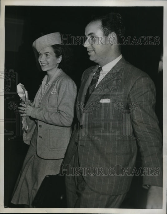 1941 Press Photo New York Juan Uriarte & bride Edith arrive in NYC - neny12805-Historic Images