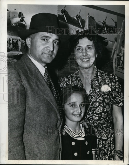 1941 Press Photo New York Mr & Mrs George Radin & daughter Vida in NYC-Historic Images