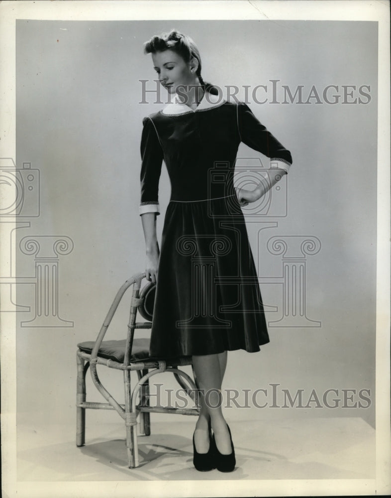 1941 New York basic frock in velveteen &amp; linen on model in NYC-Historic Images