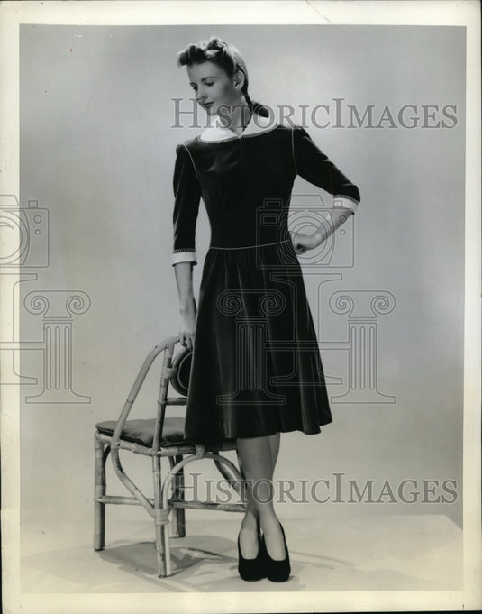 1941 New York basic frock in velveteen & linen on model in NYC-Historic Images