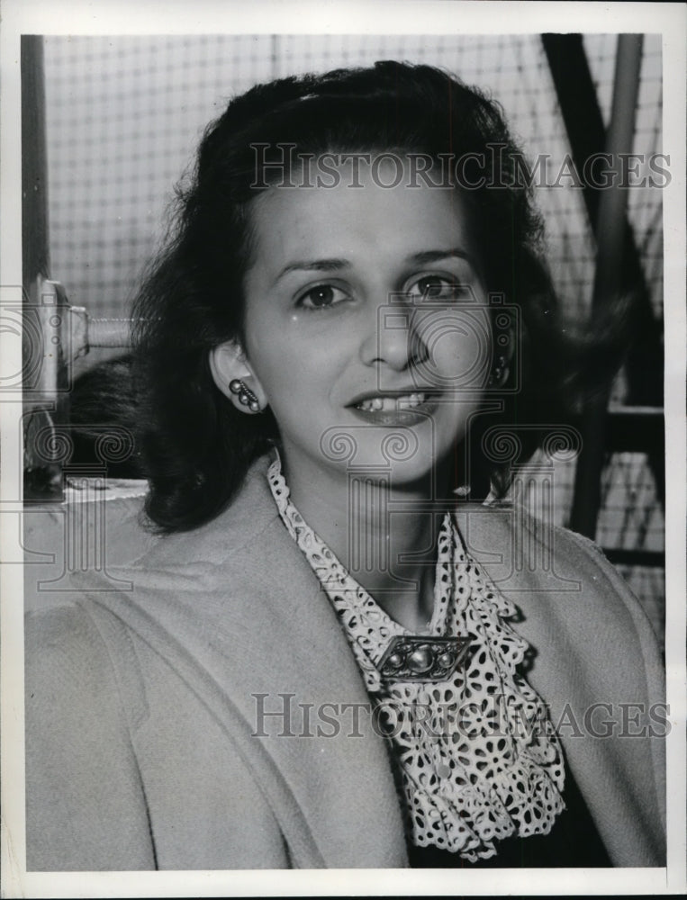 1941 Press Photo New York Lucinda Lippard of Worcester MA returns to NYC - Historic Images