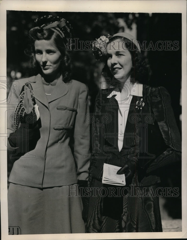 1941 Press Photo New York Mrs Coe Kerr Jr, Mrs Henry Toppling at Belmont NYC - Historic Images