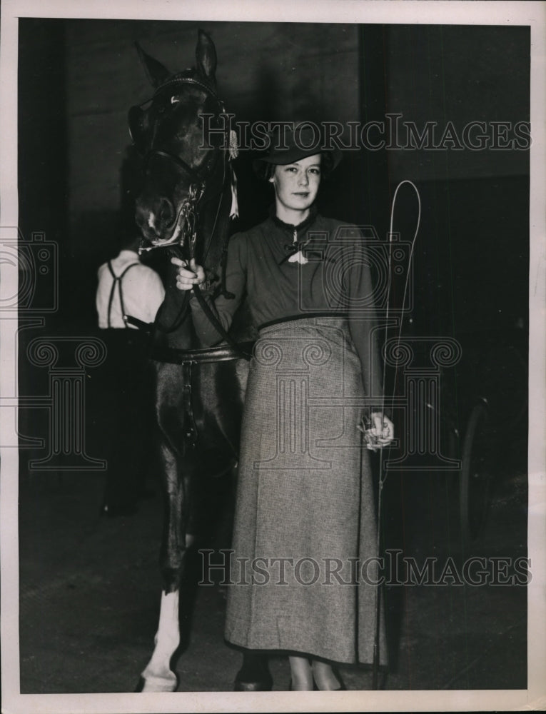 1936 Press Photo Mrs Frederick Dearborn Wins Limit Harness Class NYC - Historic Images