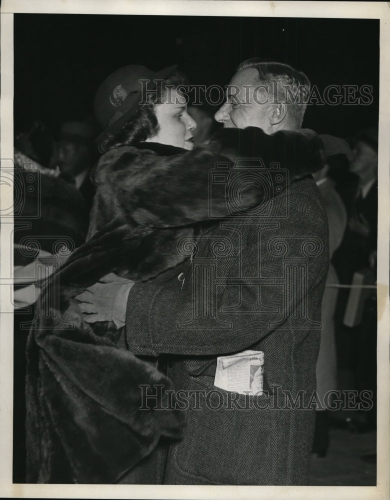 1936 Press Photo New York Grand Central Station Girl Greets Father NYC - Historic Images