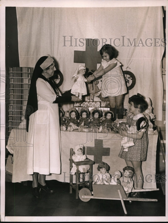 Press Photo New York Children of Disabled Vets to get Dolls NYC - Historic Images