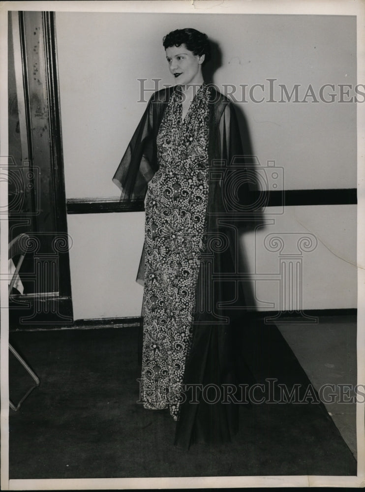 1936 Press Photo New York Debutantes Turn Mannequins for Charity NYC - neny13249-Historic Images