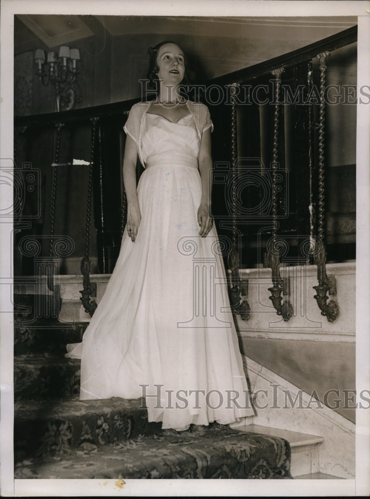 1937 Press Photo New York Mrs Edward M Carson Models Hertha May Dress NYC-Historic Images