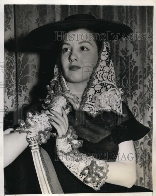 1941 New York Fashion Futures Style Show New Hat Modeled NYC-Historic Images