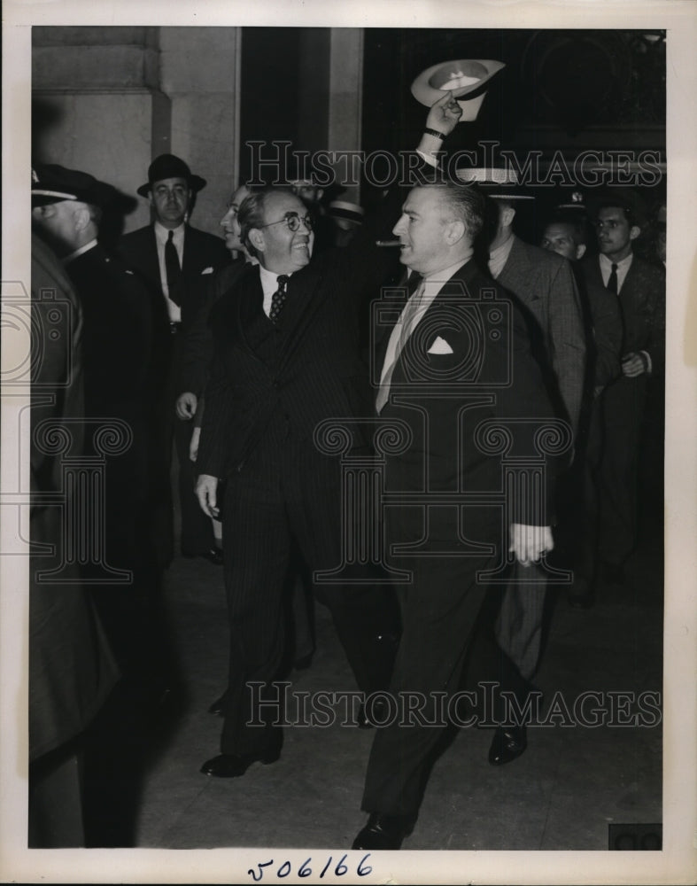 1939 Press Photo New York Tom Mooney at Grand Central Station NYC - Historic Images