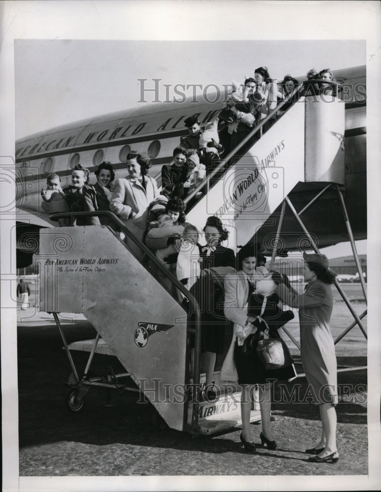 1946 New York British Brides and Babies Arrive On Christmas NYC-Historic Images