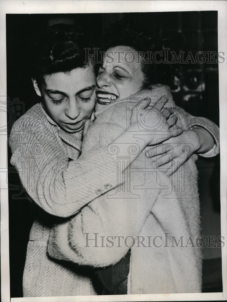 1946 Press Photo New York Mother Weeps For Son Tried For Murder NYC - neny13563-Historic Images