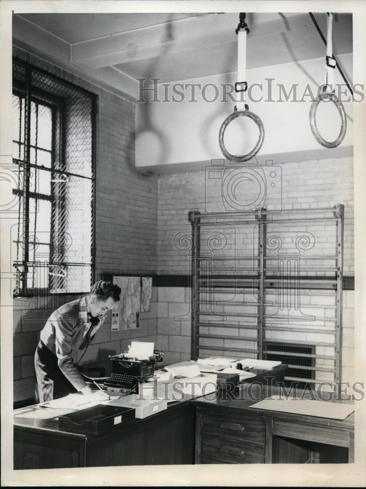 1946 Press Photo New York Anne Collins Prepares for Security Meeting NYC-Historic Images