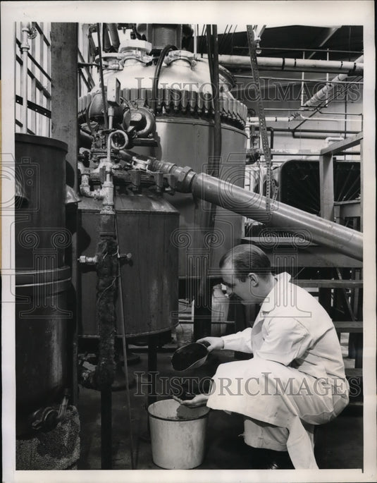 1946 Press Photo New York Victor Klein Examines Crude After Distillation NYC-Historic Images