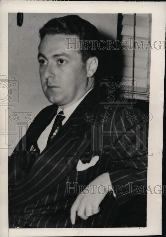 1946 Press Photo New York Alvin Paris booked  on bribery charge in NYC - Historic Images