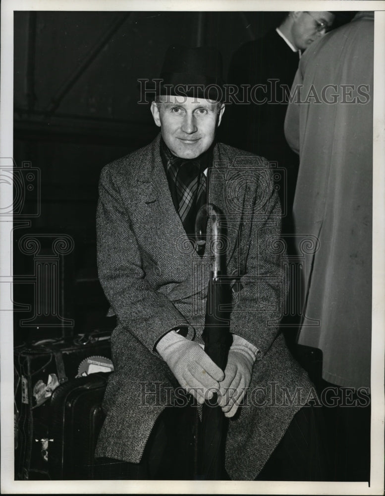 1946 Press Photo New York Dr Santos Munoz Arrives on Queen Elizabeth NYC-Historic Images