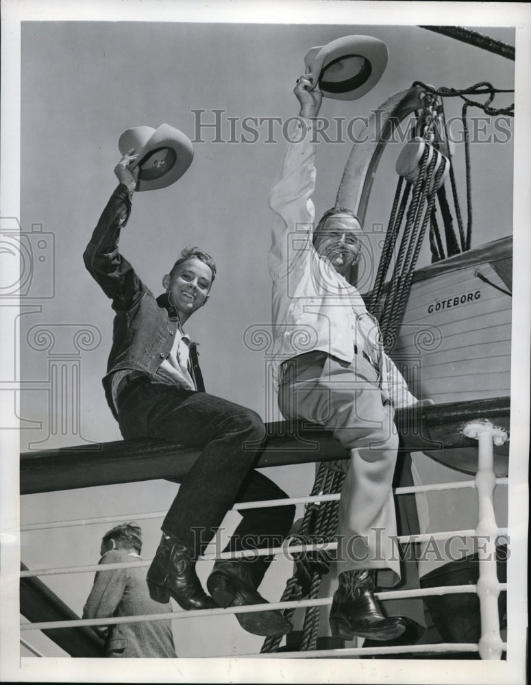 1946 Press Photo Eldon and Marius Terkelsen Sweden bound on Drottningholm NYC-Historic Images