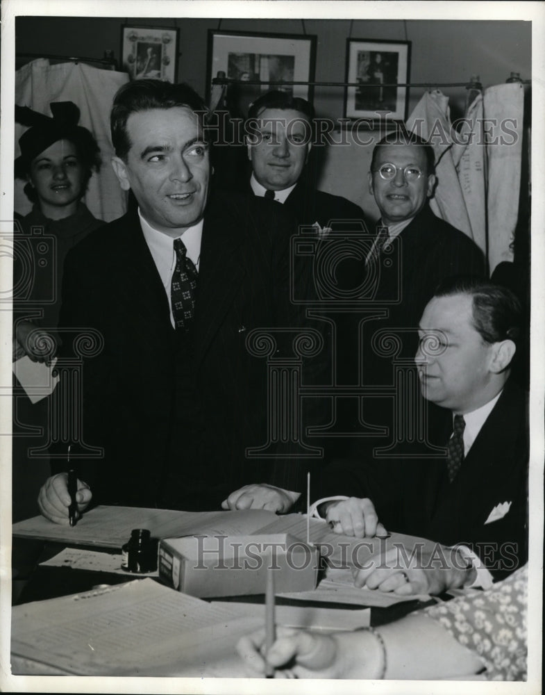 1941 Press Photo New York William O&#39;Dwyer Voting in City Election NYC - Historic Images