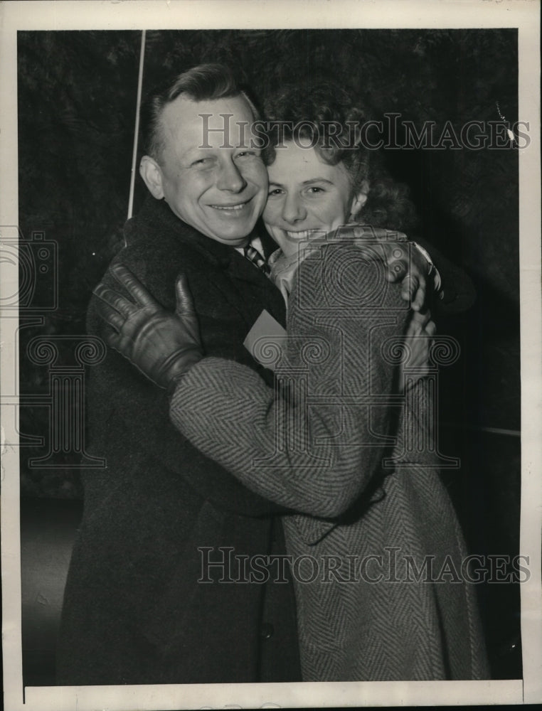 1946 Press Photo New York Edmond Majewski &amp; Wife Joan arrive on Santa Paula NYC - Historic Images