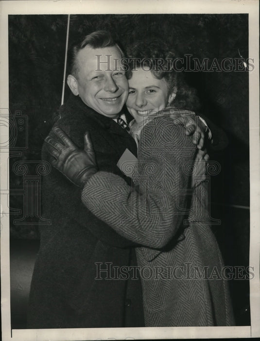 1946 Press Photo New York Edmond Majewski & Wife Joan arrive on Santa Paula NYC - Historic Images