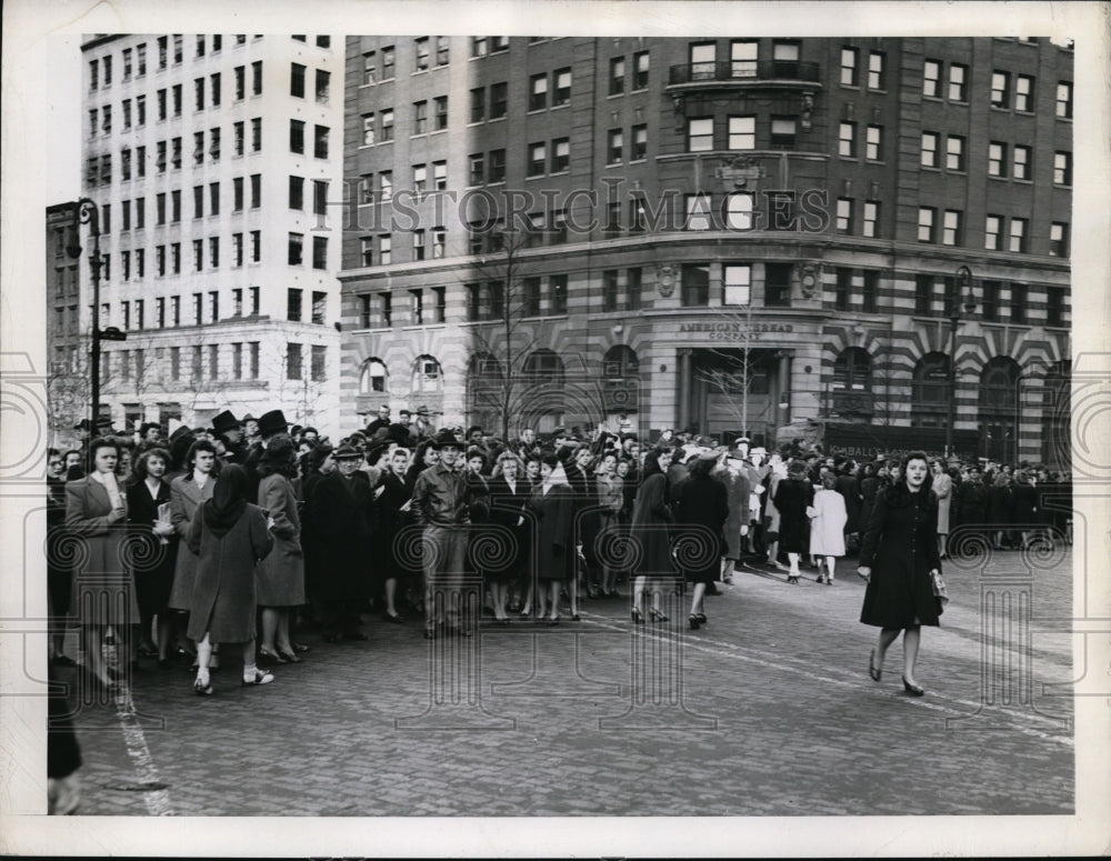 1946 Press Photo New York Telephone Operators Observe Picket Line NYC - Historic Images